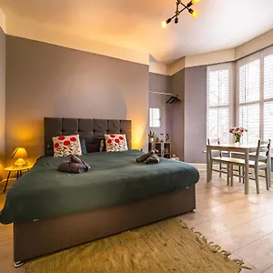 botanic-rooms.hotelsin-chester.com/